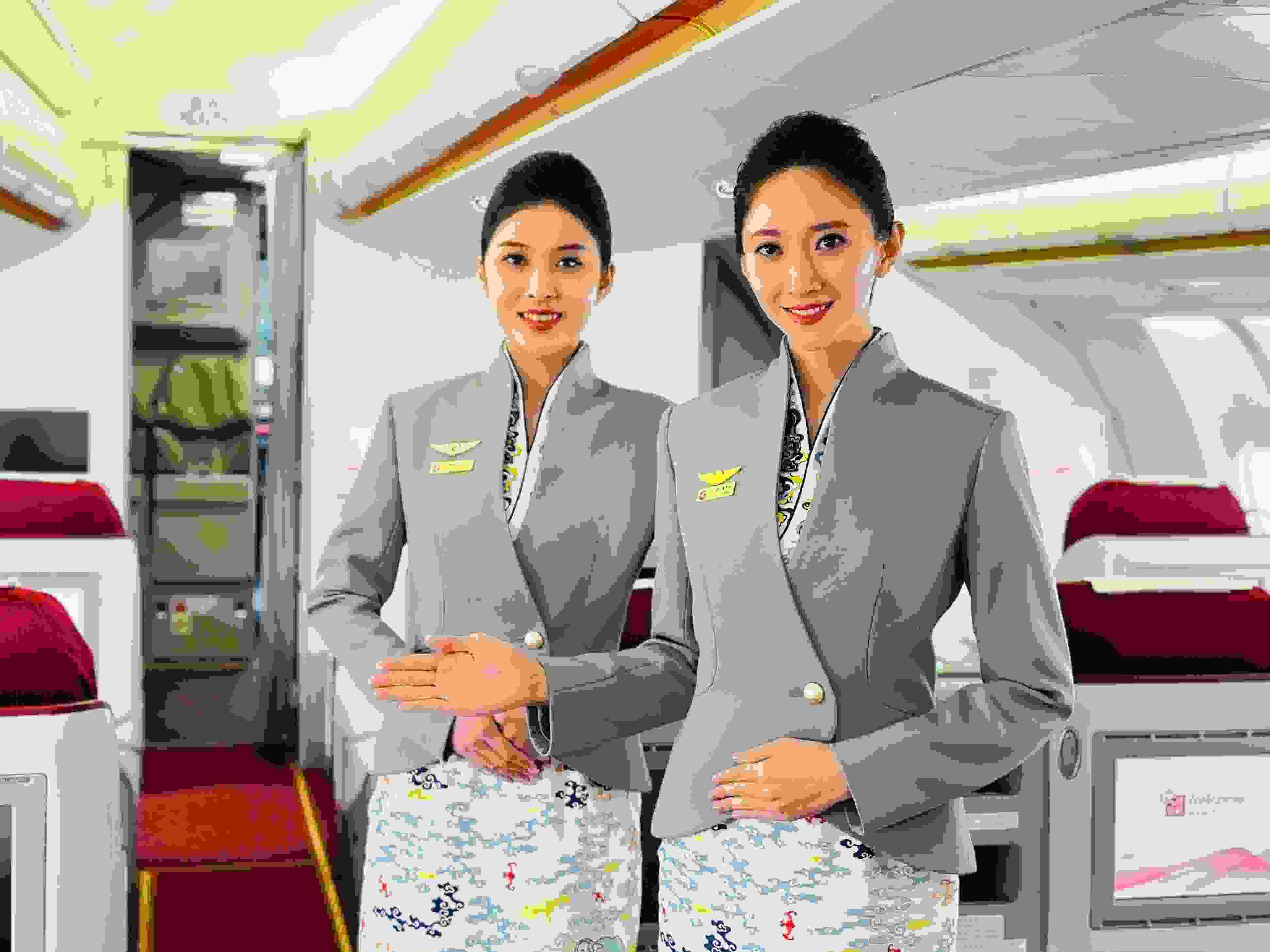 天津航空乘務員進行客艙服務