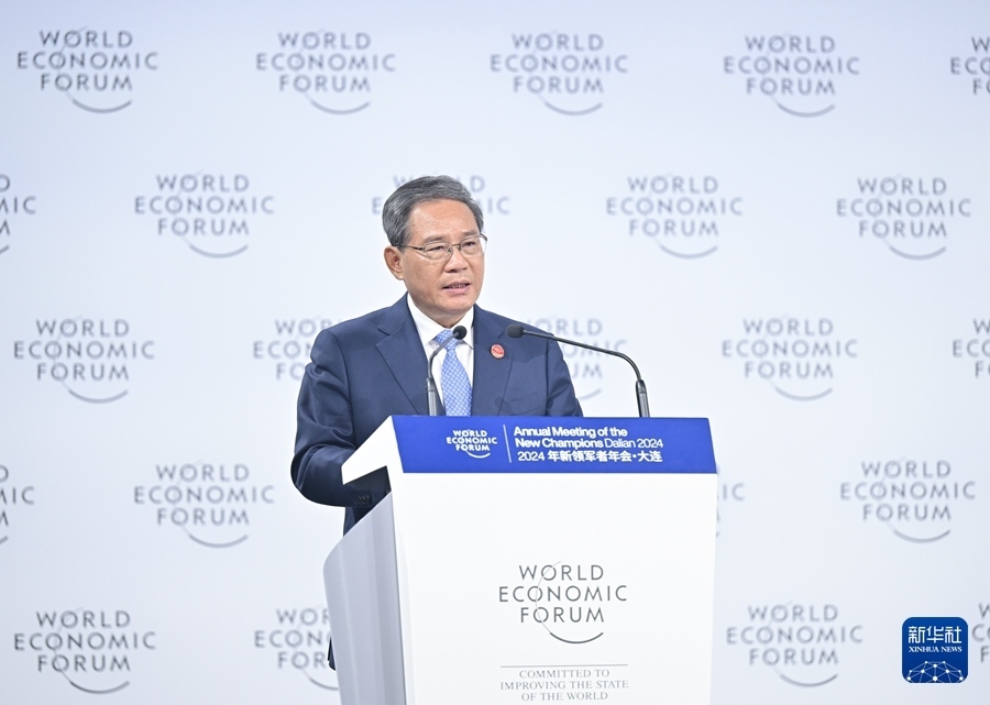 6月25日，國(guó)務(wù)院總理李強(qiáng)在大連出席2024年夏季達(dá)沃斯論壇開(kāi)幕式并致辭。新華社記者 李響 攝