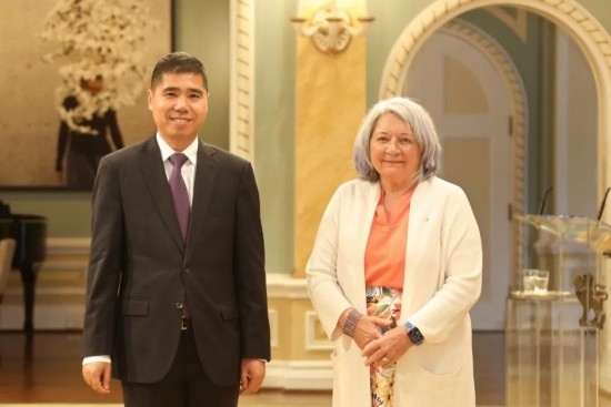 6月26日，中國(guó)駐加拿大大使王鏑向加拿大總督西蒙遞交國(guó)書。