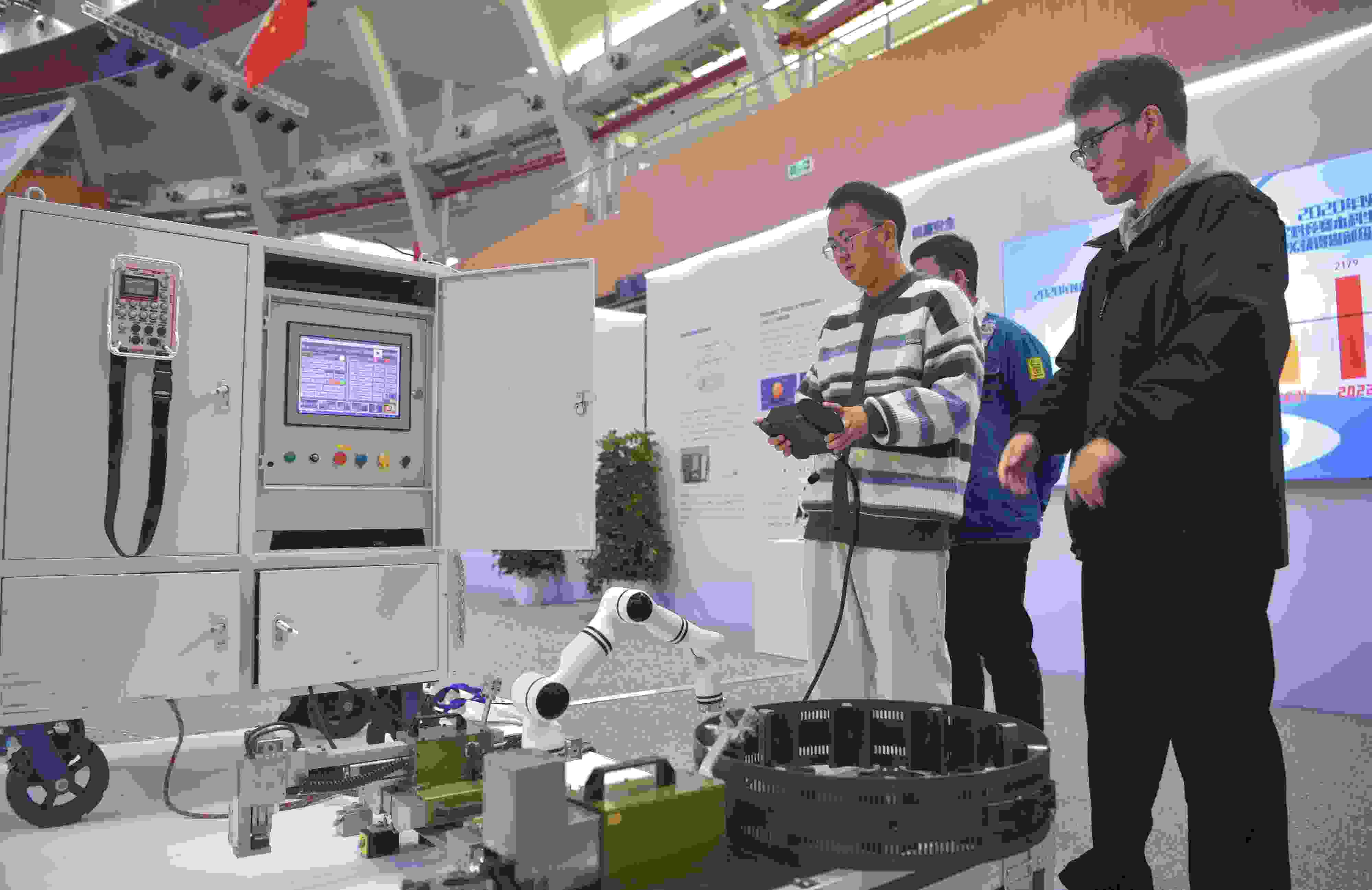 2023年，京南地區(qū)高校科技成果推介會在北京建筑大學(xué)大興校區(qū)舉行。圖為高校師生在展示管道全位置焊接機(jī)器人系統(tǒng)成果。