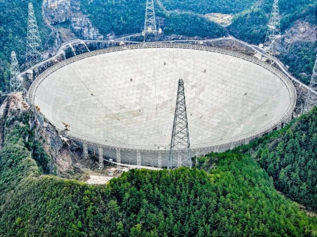 這是2024年2月26日拍攝的位于貴州的“中國(guó)天眼”（無(wú)人機(jī)全景圖片，維護(hù)保養(yǎng)期間拍攝）。新華社記者 歐東衢 攝