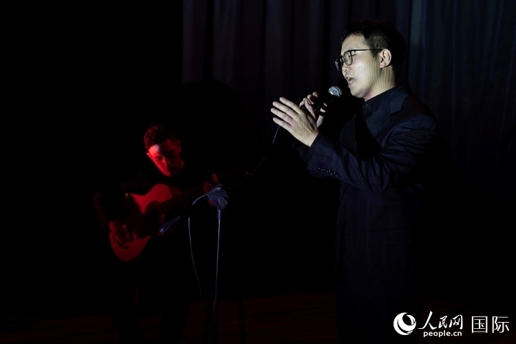 歌曲表演。馬丁·薩巴拉攝