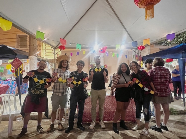 參與者體驗(yàn)文化碰撞與融合的樂趣。 圣保羅州立大學(xué)孔子學(xué)院供圖