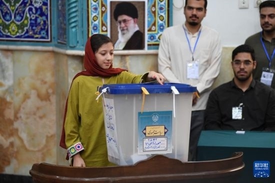 6月28日，伊朗選民在德黑蘭的一處投票站參加總統(tǒng)選舉投票。新華社記者 沙達(dá)提 攝