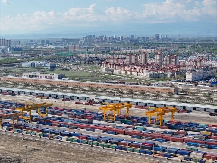 這是2024年4月18日拍攝的霍爾果斯鐵路口岸換裝場(chǎng)（無人機(jī)照片）。新華社記者 趙戈 攝