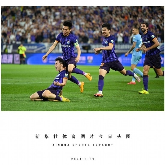  6月29日，天津津門虎隊(duì)球員劉俊賢（左一）在比賽中進(jìn)球后慶祝。新華社記者 孫凡越 攝