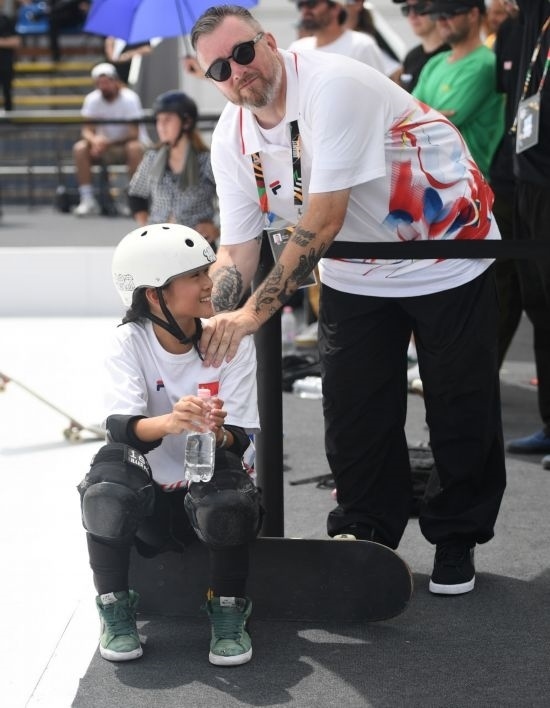 6月20日，鄭好好（左）在比賽間隙與教練互動，她在預(yù)賽中最佳成績?yōu)?2.60分。當(dāng)日，巴黎奧運(yùn)會資格系列賽布達(dá)佩斯站滑板女子碗池預(yù)賽在布達(dá)佩斯舉行。新華社記者 賀燦鈴 攝