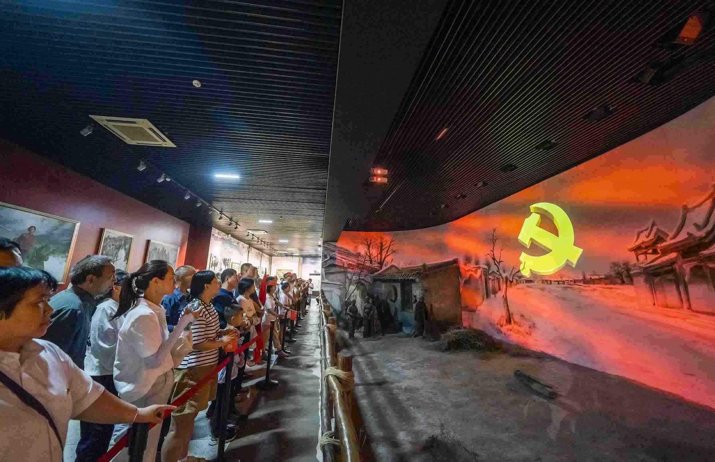 山西呂梁，游客正在文水縣劉胡蘭紀(jì)念館參觀。（圖片來源：視覺中國）