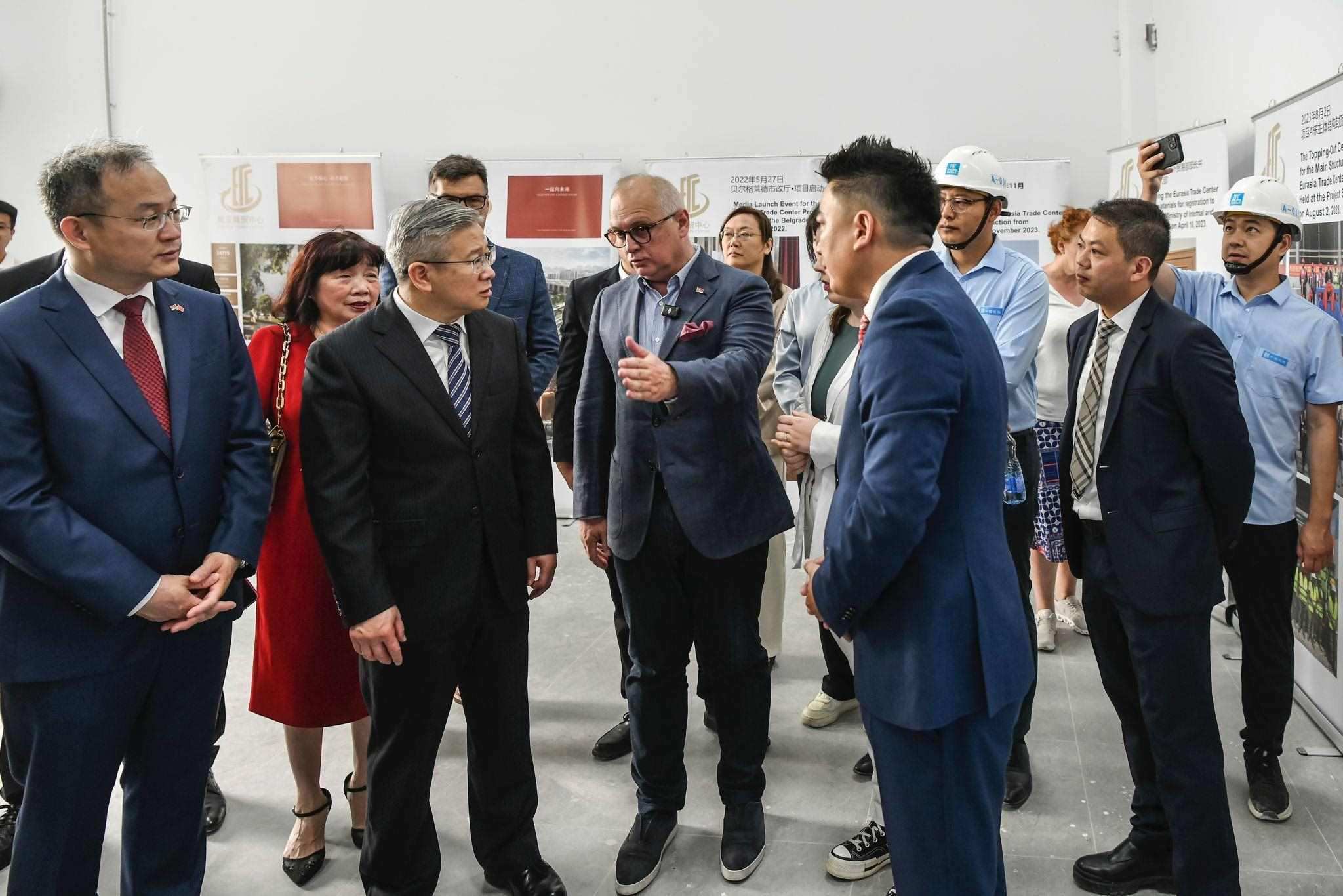 徐文光（左二）與韋西奇（左三）視察歐亞商貿(mào)中心。 歐亞商貿(mào)中心供圖