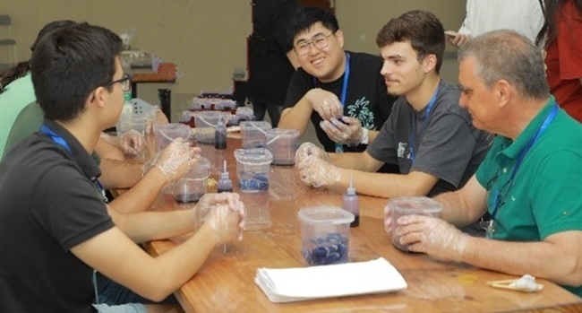 葡萄牙魯班工坊師生扎染體驗。天津機電職業(yè)技術學院供圖