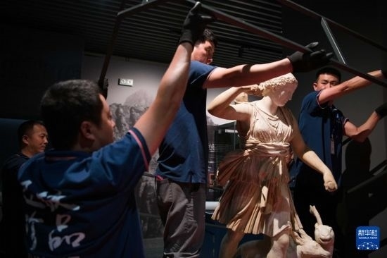 7月2日，工作人員將開箱后的古希臘文物放置在展臺(tái)上。新華社記者 張端 攝