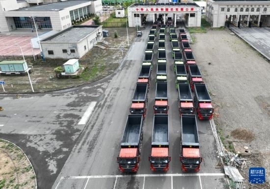 7月2日，車輛在巴克圖口岸辦理通關(guān)手續(xù)（無人機照片）。新華社發(fā)（馬丁 攝）