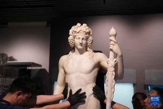 7月2日，工作人員將開箱后的古希臘文物放置在展臺(tái)上。新華社記者 張端 攝