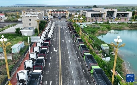 7月2日，車輛在巴克圖口岸有序出境（無人機照片）。新華社發(fā)（馬丁 攝）