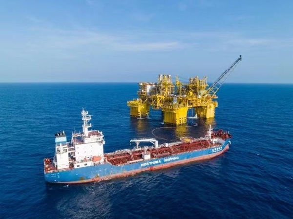 “深海一號(hào)”正在開展凝析油外輸作業(yè)。徐海舟攝