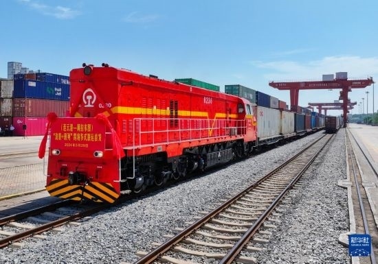 5月29日，在中哈連云港物流合作基地，首列連云港-阿拉木圖“滾裝+班列”跨境多式聯(lián)運專列整裝待發(fā)（無人機照片）。新華社發(fā)（王健民 攝）