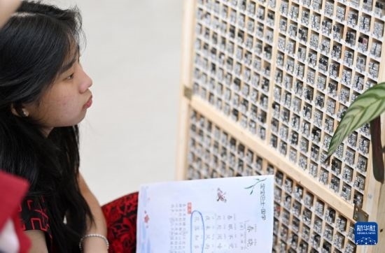 7月3日，外國學(xué)生在了解中國的活字印刷。新華社記者 李然 攝