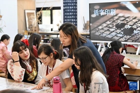 7月3日，外國學(xué)生在了解中國文化。新華社記者 李然 攝