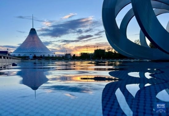 這是7月1日在哈薩克斯坦首都阿斯塔納拍攝的“可汗之帳”購(gòu)物中心。新華社記者 岳月偉 攝