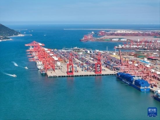 6月26日，貨輪?？吭谶B云港港集裝箱碼頭（無人機照片）。新華社記者 季春鵬 攝