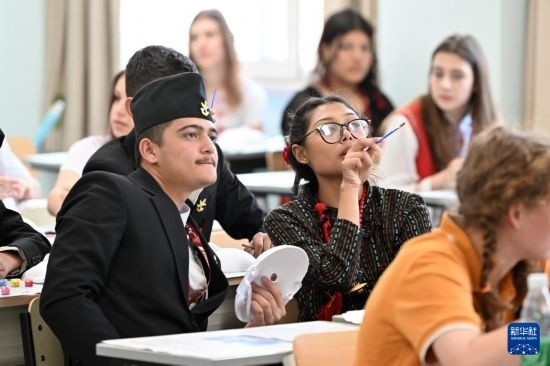 7月3日，外國學(xué)生在學(xué)習(xí)中國文化。新華社記者 李然 攝