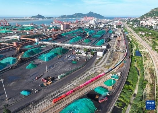 6月26日，“韓國-連云港-中亞”國際多式聯(lián)運班列從中哈連云港物流合作基地出發(fā)，駛往哈薩克斯坦、烏茲別克斯坦（無人機照片）。班列運載的55個大柜此前于6月13日從韓國境內(nèi)發(fā)出，經(jīng)釜山港海運抵達連云港后轉(zhuǎn)由鐵路運輸。新華社記者 季春鵬 攝