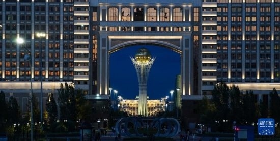 這是7月1日在哈薩克斯坦首都阿斯塔納透過一座建筑拍攝的巴伊杰列克觀景塔。新華社記者 王建華 攝