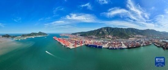 6月26日，貨輪?？吭谶B云港港集裝箱碼頭（無人機照片）。新華社記者 季春鵬 攝
