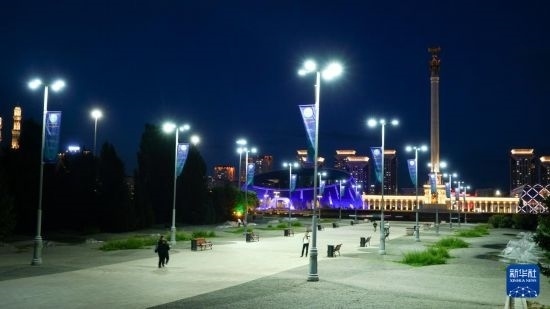 這是7月2日在哈薩克斯坦首都阿斯塔納拍攝的獨立廣場上的紀念柱（右后）。新華社記者 王建華 攝