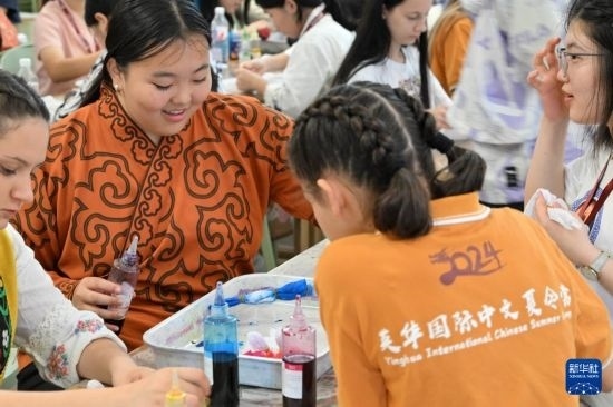 7月3日，外國學(xué)生在了解中國的染布技術(shù)。新華社記者 李然 攝