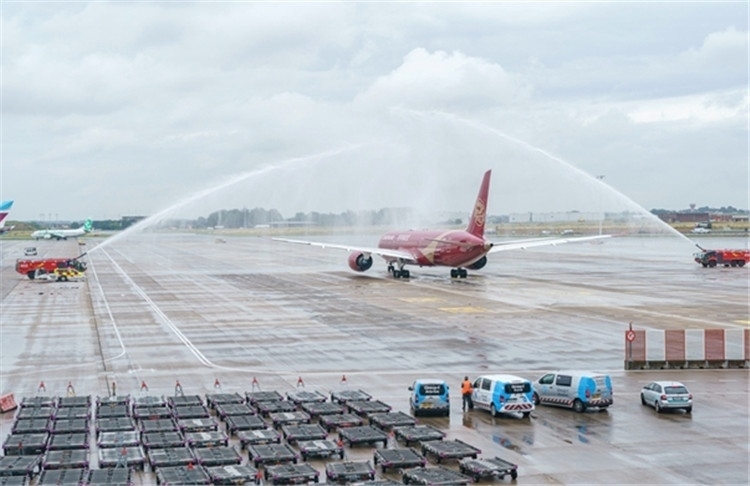 圖為布魯塞爾-上海返程航班出發(fā)前，布魯塞爾機場方面為返程航班舉行水門儀式。吉祥航空供圖