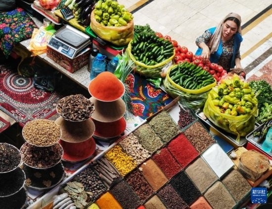 這是7月3日在塔吉克斯坦首都杜尚別拍攝的大巴扎內(nèi)景。新華社記者 燕雁 攝