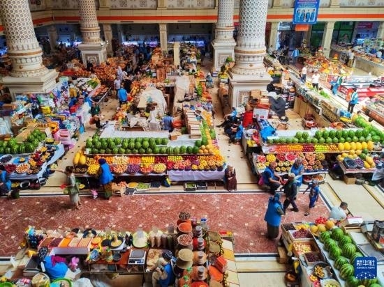 這是7月3日在塔吉克斯坦首都杜尚別拍攝的大巴扎內(nèi)景。新華社記者 燕雁 攝