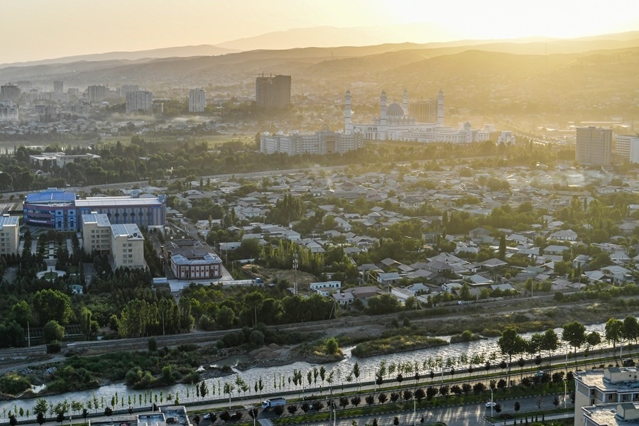 這是2024年6月26日拍攝的塔吉克斯坦首都杜尚別城市風光。新華社記者 曹陽 攝