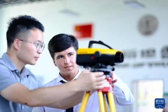 6月14日，在塔吉克斯坦首都杜尚別的魯班工坊，來(lái)自天津城市建設(shè)管理職業(yè)技術(shù)學(xué)院的老師（左）指導(dǎo)學(xué)生。新華社記者 鄭開(kāi)君 攝
