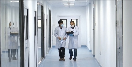 中國科學(xué)院贛江創(chuàng)新研究院科研人員在交流。（贛州市贛縣區(qū)融媒體中心供圖）