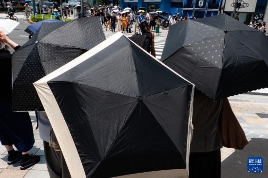 7月4日，人們在日本東京原宿的街道上等待紅綠燈。新華社記者 張笑宇 攝