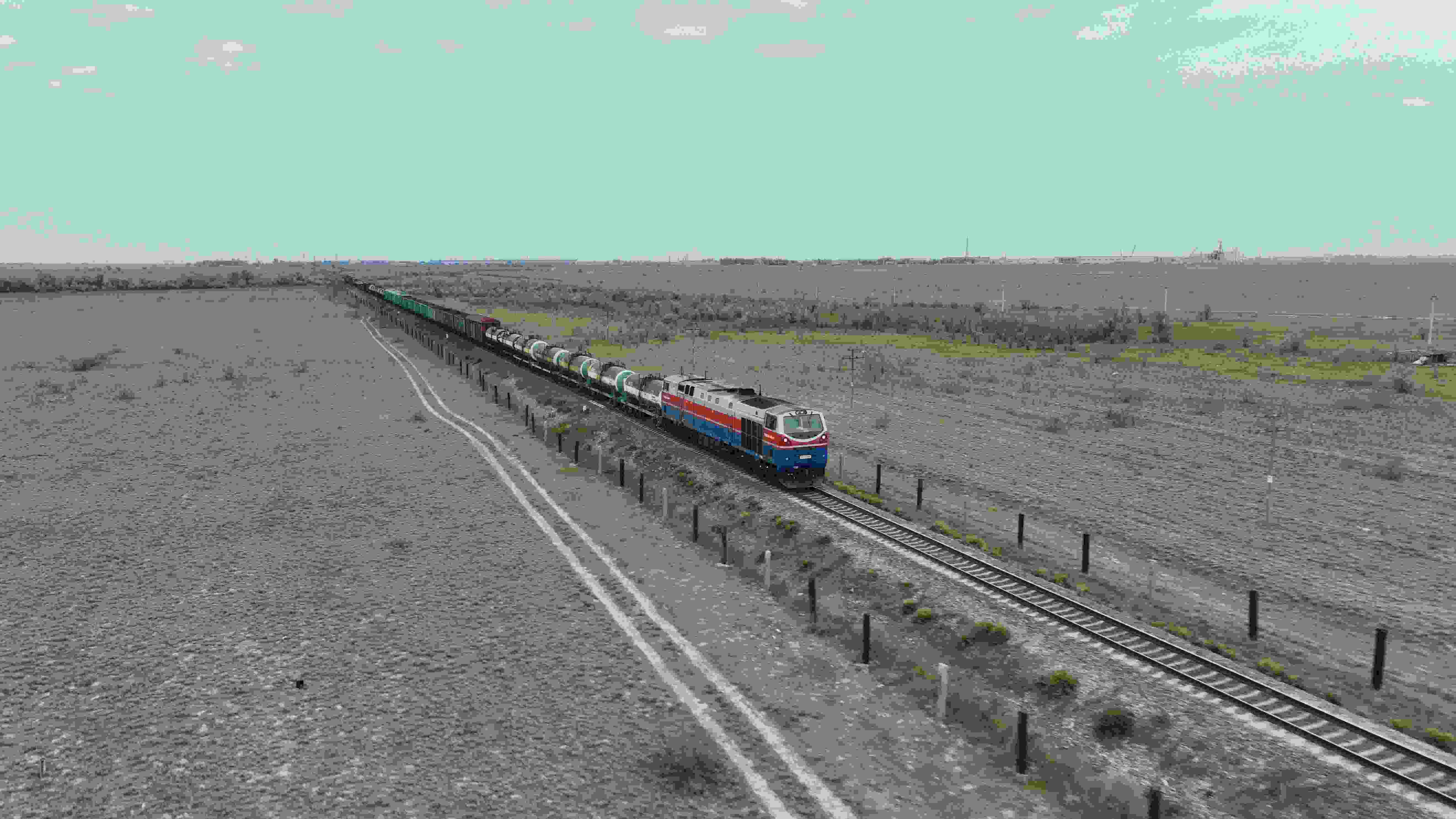 △ 2023年5月12日，在哈薩克斯坦阿拉木圖附近，貨運(yùn)列車馳騁于阿拉木圖與中國(guó)霍爾果斯間（無(wú)人機(jī)照片）。