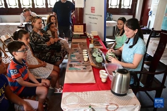 7月4日，在馬耳他桑塔露琪亞市的中國(guó)古典園林“靜園”，人們欣賞中國(guó)茶藝表演。新華社發(fā)（喬納森·博格 攝）