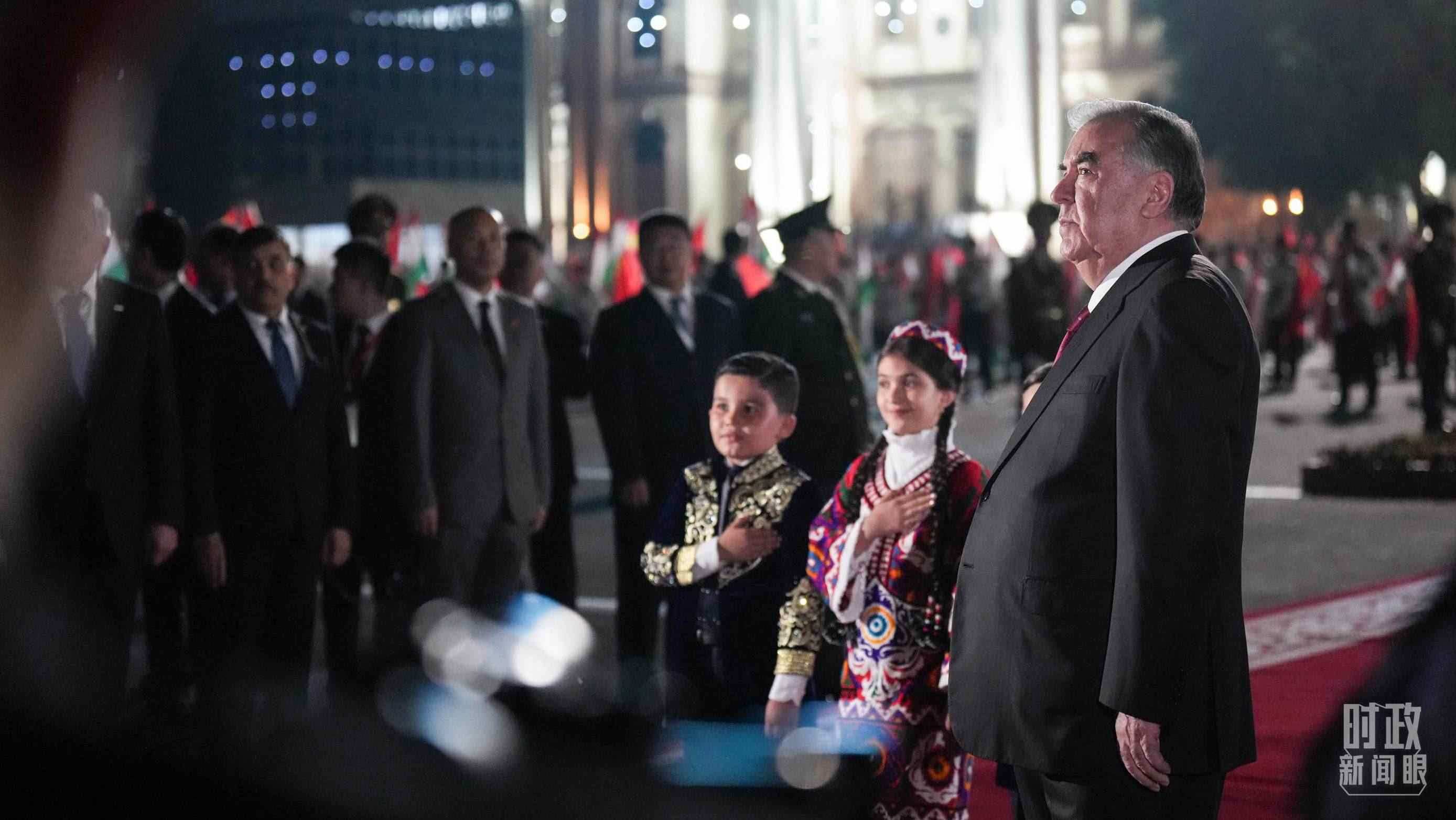 △拉赫蒙總統(tǒng)在機場迎接習(xí)主席。（總臺記者李晉拍攝）