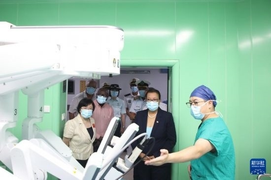 7月5日，塞舌爾衛(wèi)生部長維多在中國海軍“和平方舟”號醫(yī)院船上參觀。新華社發(fā)（劉志磊 攝）