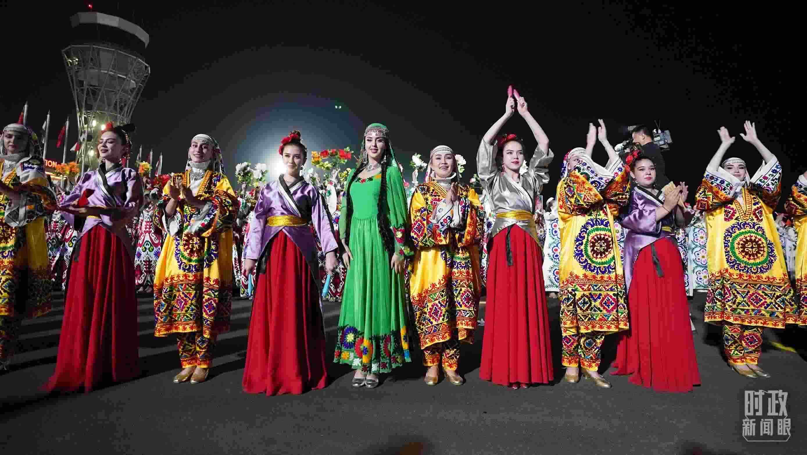 △迎賓儀式上身著民族盛裝的塔吉克斯坦青年。（總臺記者李晉拍攝）