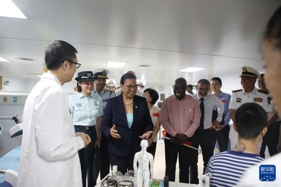 7月5日，塞舌爾衛(wèi)生部長維多在中國海軍“和平方舟”號醫(yī)院船上參觀中醫(yī)診室。新華社發(fā)（劉志磊 攝）