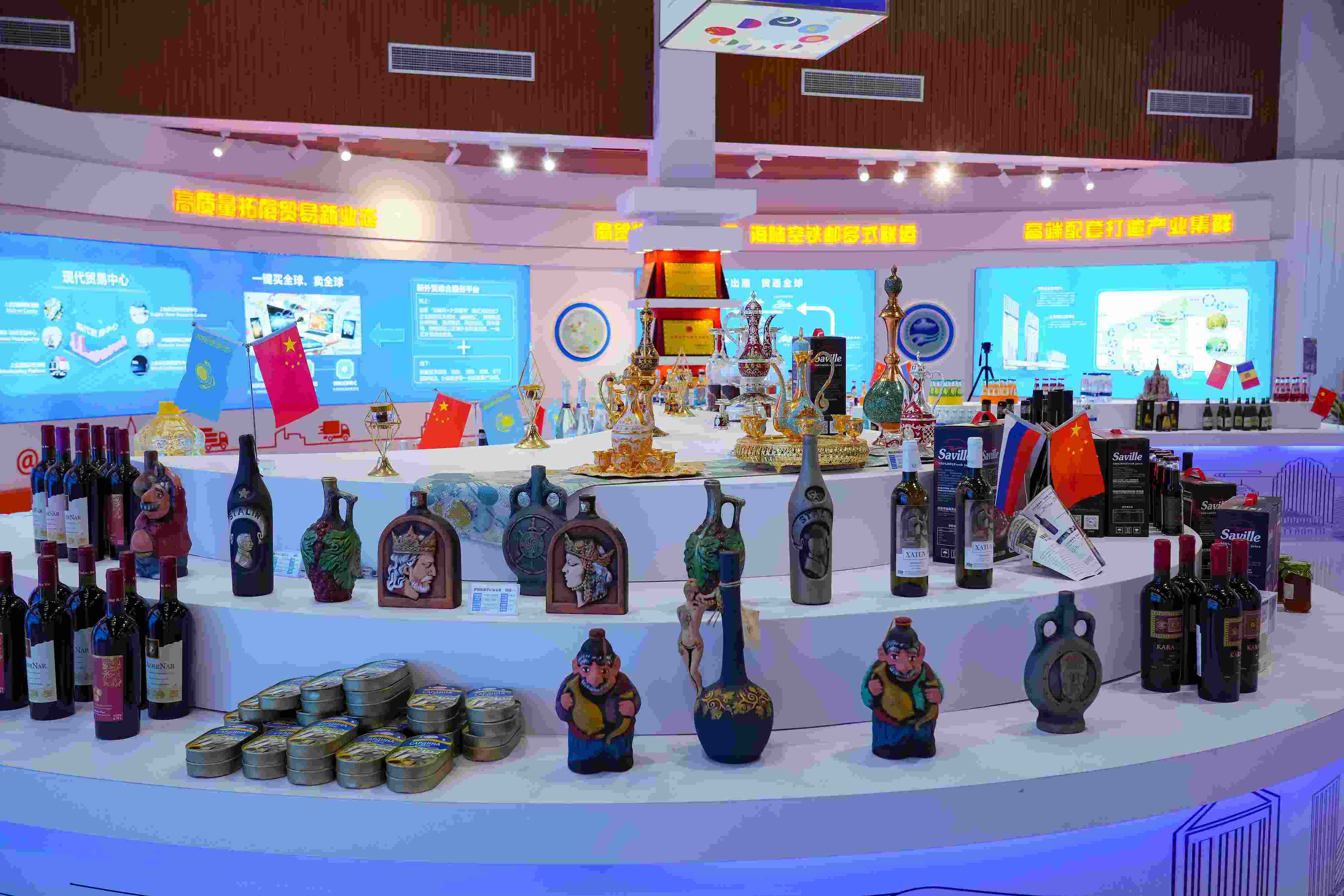 2022年10月19日，青島，上合示范區(qū)展出的上合組織國家特色商品。