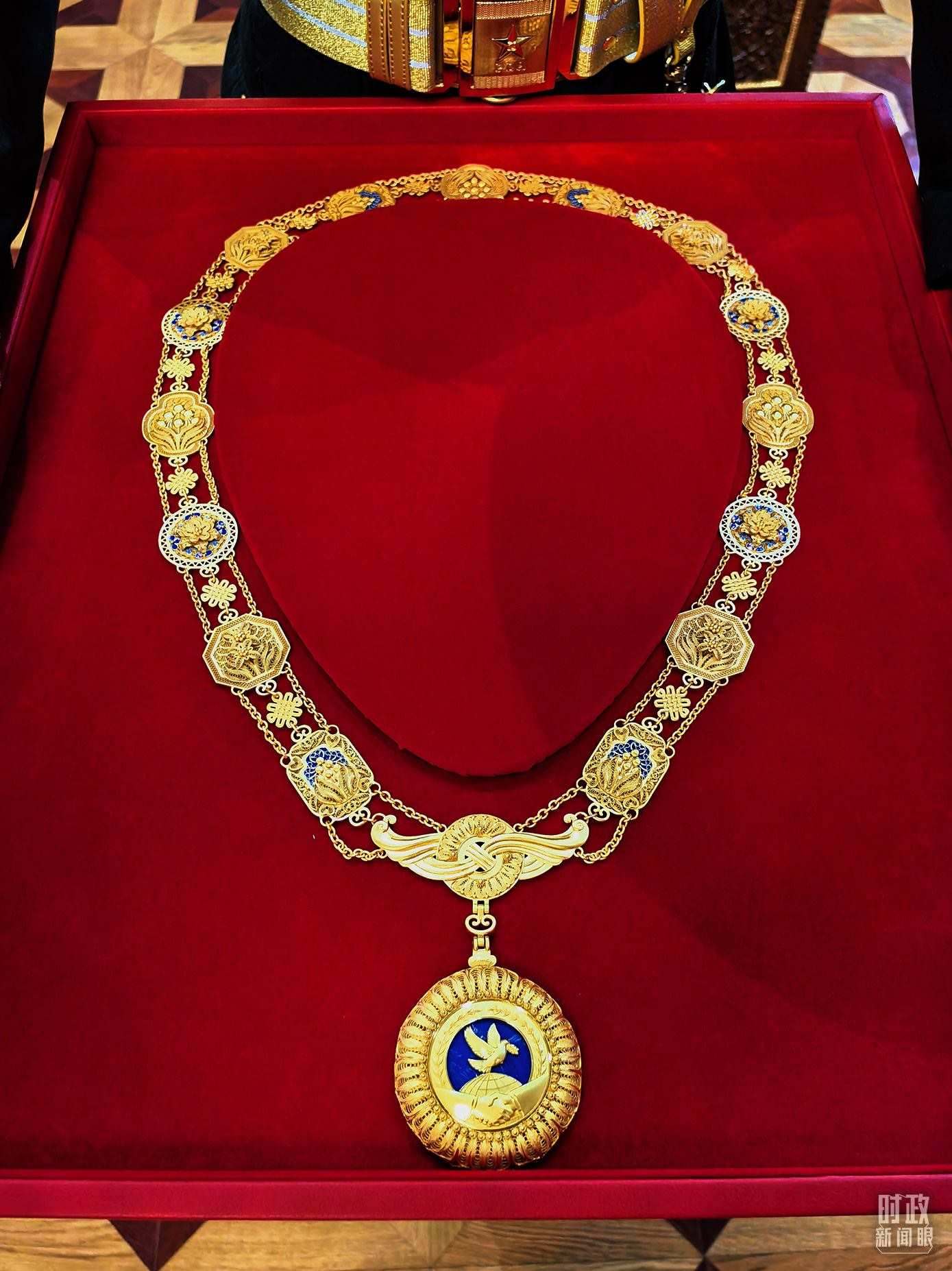 △中華人民共和國“友誼勛章”。（總臺央視記者范學(xué)禹拍攝）