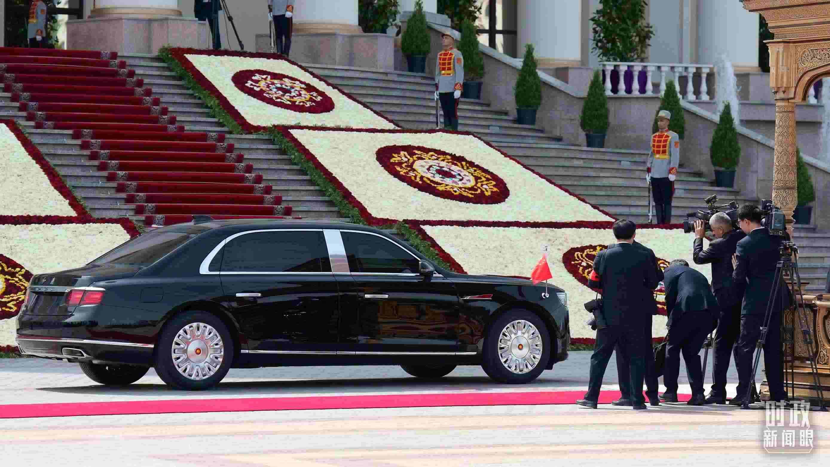 △習(xí)主席乘坐的紅旗車抵達塔總統(tǒng)府。（總臺記者李晉拍攝）