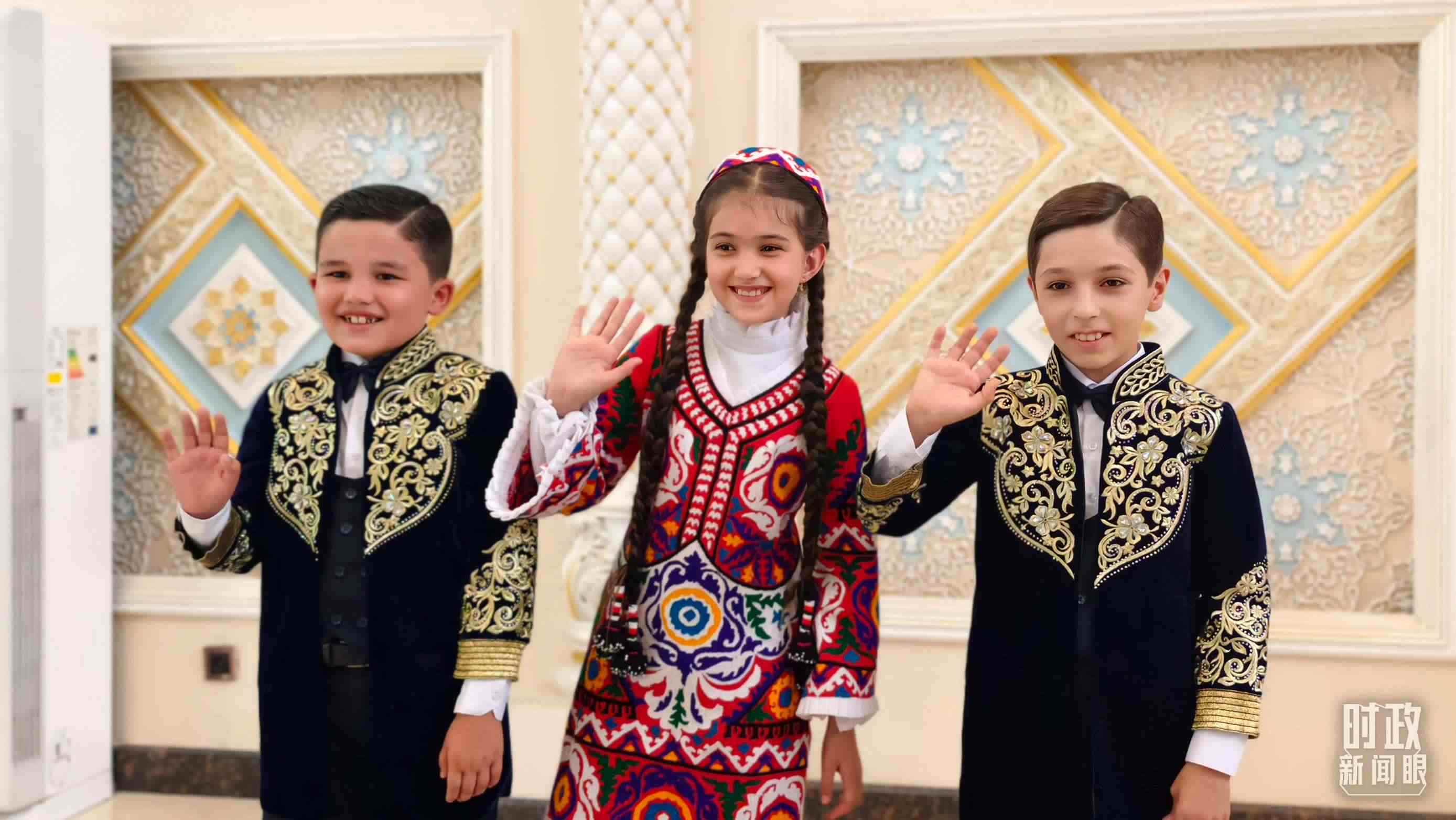 △在機場迎接習(xí)主席的塔吉克斯坦少年。（總臺央視記者韓銳拍攝）