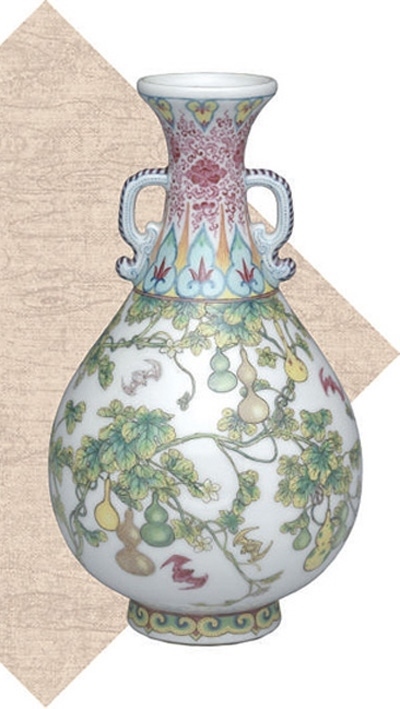 清代瓷胎畫琺瑯福壽連綿雙耳瓶。臺(tái)北故宮博物院藏