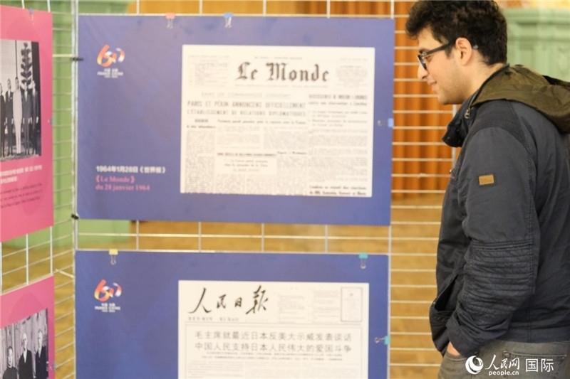 蒙達爾紀市民駐足“中法建交六十周年”圖片展。人民網(wǎng)記者 于超凡攝