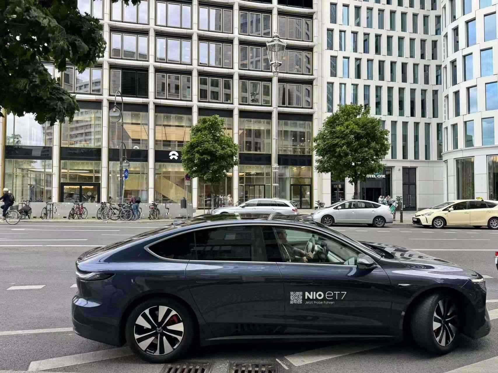 消費(fèi)者在蔚來(lái)柏林智能駕駛中心前試駕電動(dòng)汽車(chē)。 人民網(wǎng)記者 李強(qiáng)攝